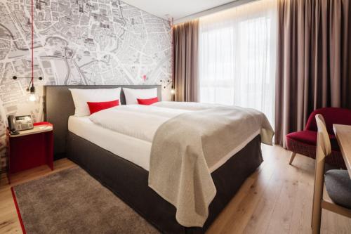 IntercityHotel Dortmund tesisinde bir odada yatak veya yataklar