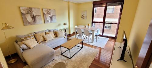 Zdjęcie z galerii obiektu Cozy Yellow Home in Getxo w mieście Getxo