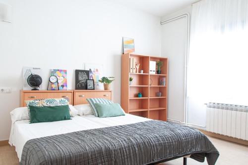 a bedroom with a large bed with green pillows at Residencia Universitaria Sant Jordi in Tarragona