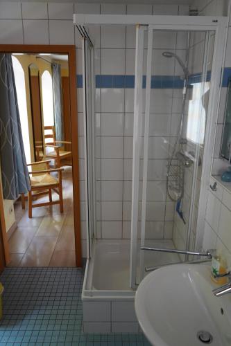 ヴァーレンにあるFerienwohnung Reinersmannのバスルーム(シャワー、シンク付)