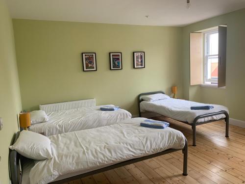 Ένα ή περισσότερα κρεβάτια σε δωμάτιο στο The Dolphin Inn Hostel