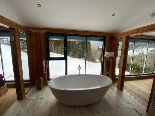 A bathroom at Chalet Sodamin Alpin mit Wellness
