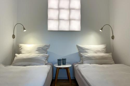 Postelja oz. postelje v sobi nastanitve fewo1846 Strandresidenz Wassersleben - Muschelnest - Stilvolles Studioapartment mit Balkon