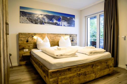 1 Schlafzimmer mit 2 Betten und einem großen Fenster in der Unterkunft Smart Resorts Opal 403 in Winterberg