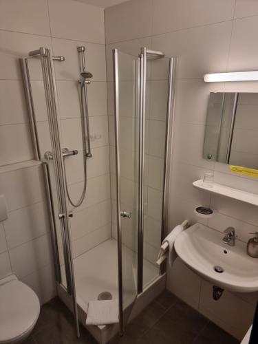 Bilik mandi di InTeck Hotel