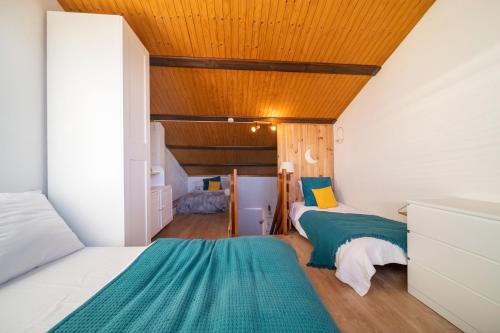 フォン・ロムー・オデイヨ・ヴィアにあるLe Sommetの木製の天井が特徴のベッドルーム1室(ベッド2台付)