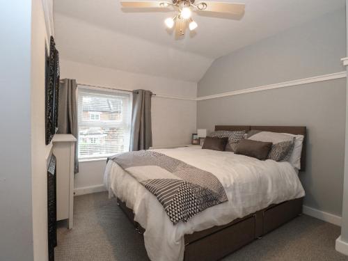 ein Schlafzimmer mit großem Bett und Fenster in der Unterkunft Hunny Cottage in Hunstanton