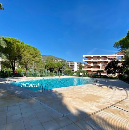 - une piscine dans un complexe avec un bâtiment dans l'établissement La Siesta, à Mandelieu-la-Napoule