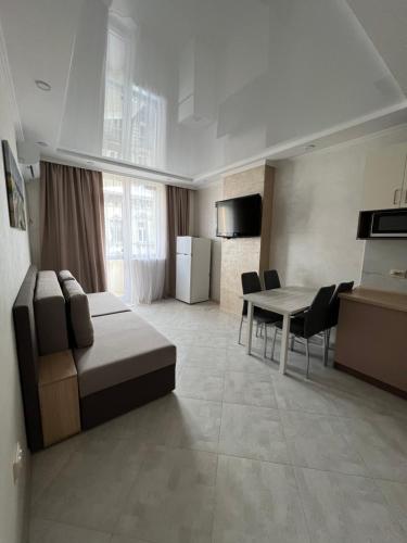 - un salon avec un canapé et une table dans l'établissement Apartment in Khmelnytsky Street, à Lviv