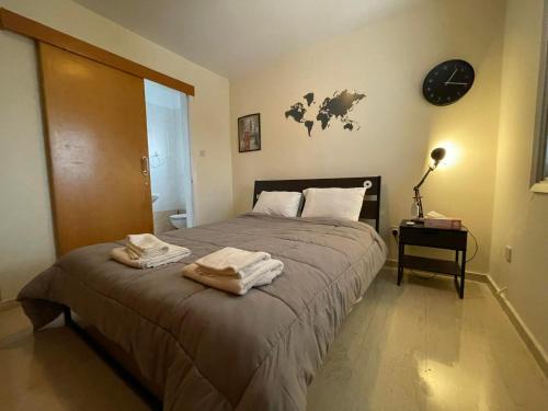 Un dormitorio con una cama con toallas. en 3Bdr apt Pizza Hut By Platform 357, en Strovolos