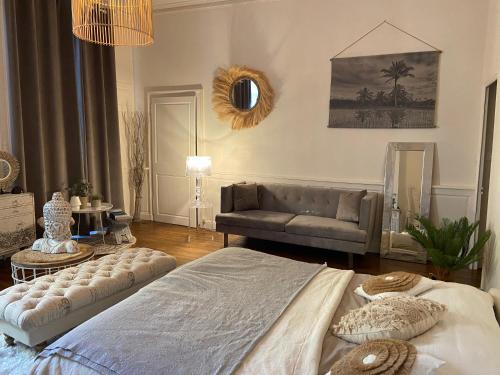 sala de estar con cama grande y sofá en Vieille rose, en Niort