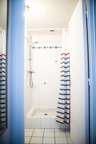 une salle de bain avec baignoire et douche dans l'établissement Type 3 entièrement rénové vue pleine mer Malo, à Malo-les-Bains