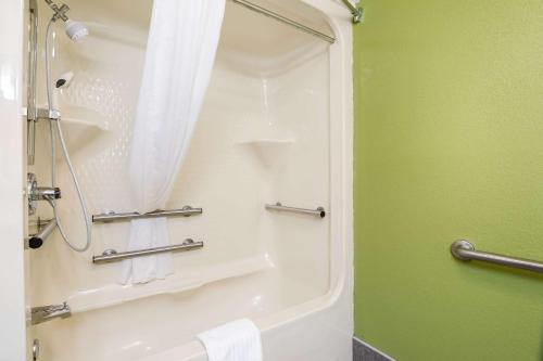 ein Badezimmer mit einer Dusche und einer weißen Badewanne in der Unterkunft Sleep Inn Wytheville I-77 and I-81 in Wytheville