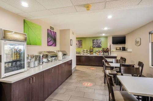 Η κουζίνα ή μικρή κουζίνα στο Sleep Inn Wytheville I-77 and I-81