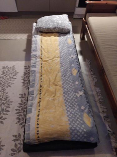 ein Bett liegt auf dem Boden in einem Zimmer in der Unterkunft Pikkuporo in Syöte
