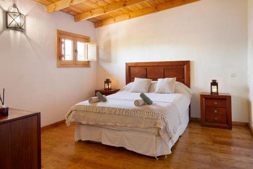 sypialnia z łóżkiem z dwoma ręcznikami w obiekcie Casa Rural Los Colorados w mieście Vega de San Mateo