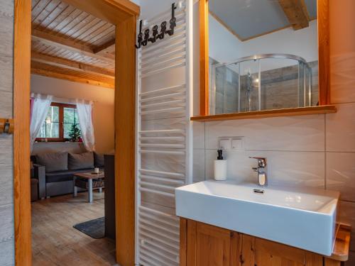 La salle de bains est pourvue d'un lavabo et d'un miroir. dans l'établissement Domek Tylko Tu, à Szklarska Poręba