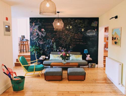 Χώρος καθιστικού στο The Dolphin Inn Hostel