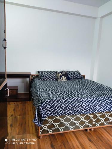 Ein Bett oder Betten in einem Zimmer der Unterkunft Trushali Homestay