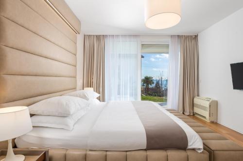 Posteľ alebo postele v izbe v ubytovaní Apartment Lara with rooftop swimming pool