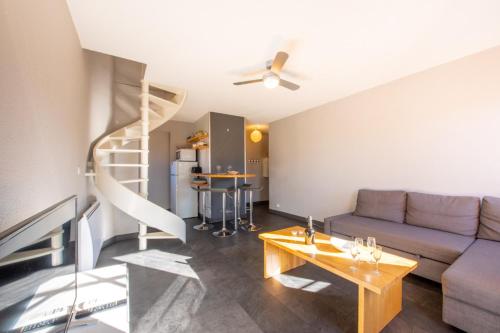 - un salon avec un canapé et une table dans l'établissement Nice Apt Near Bouillabaisse Beach, à Saint-Tropez