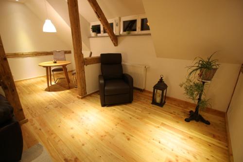 ヨンスドルフにあるFerienwohnung Kurort Jonsdorfの椅子とテーブルのあるリビングルーム