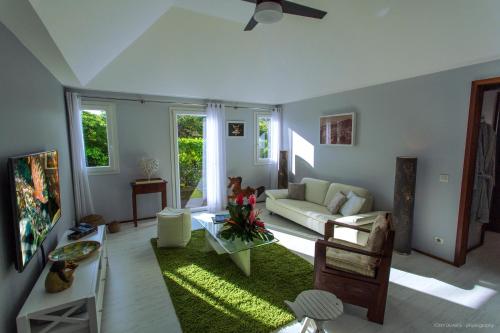 un soggiorno con un divano e un tavolo di Villa Eugénie a Gustavia