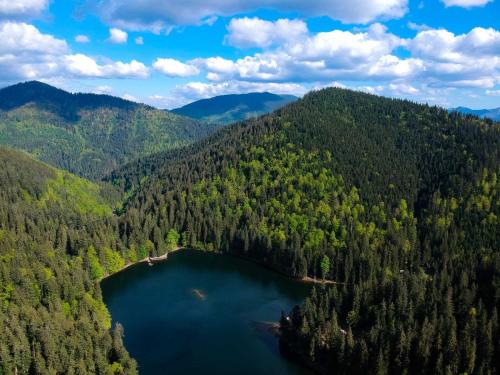 Pohľad z vtáčej perspektívy na ubytovanie Радуга