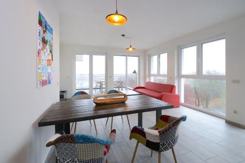 a living room with a wooden table and chairs at Havel-Spitze Ferienwohnungen in Brandenburg an der Havel