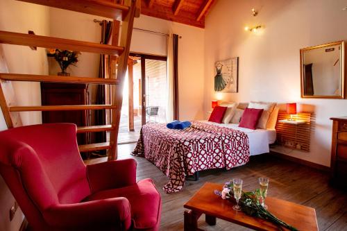 1 dormitorio con 1 cama, 1 mesa y 1 silla en Chambres d'hôtes Naturistes (Nudiste) "Cabanadelsol" - Adults Only, en Monte da Charneca