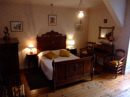 Tempat tidur dalam kamar di LA GRANGE DES PÈRES - SÉJOURNEZ DANS UNE AUTHENTIQUE CHARTREUSE DU XVIIIème SIECLE