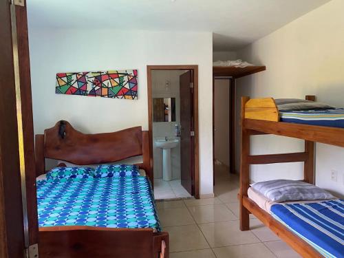 מיטה או מיטות קומותיים בחדר ב-Casa Amarela na praia para 13 pessoas