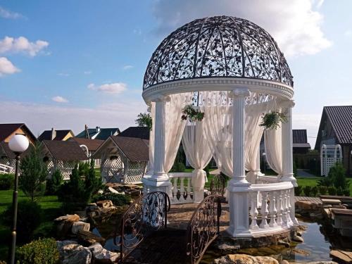 a gazebo in the middle of a yard at Готельно-ресторанний комплекс Прованс парк in Pochayiv