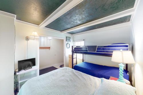 Двох'ярусне ліжко або двоярусні ліжка в номері Sea Time 407S