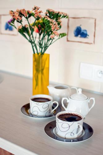 two cups of coffee on a table with a vase at Miodowy Zakątek in Łabowa