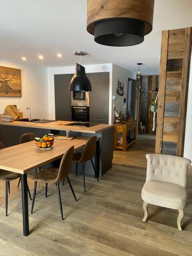 a kitchen and dining room with a table and chairs at Nouveau Gîte Bain Nordique in Xonrupt-Longemer