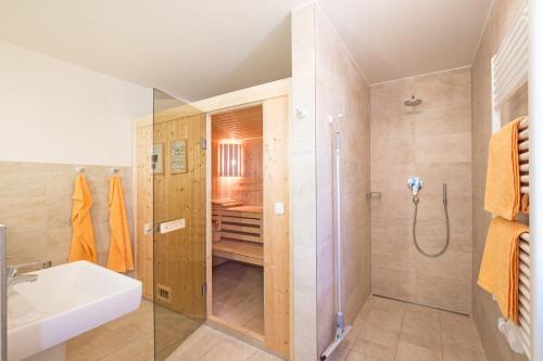 een badkamer met een douche, een wastafel en een toilet bij Seemannsgarn in Zingst