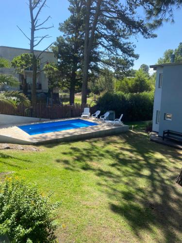 un patio con piscina y una casa en Lucero de las Sierras en Sierra de los Padres