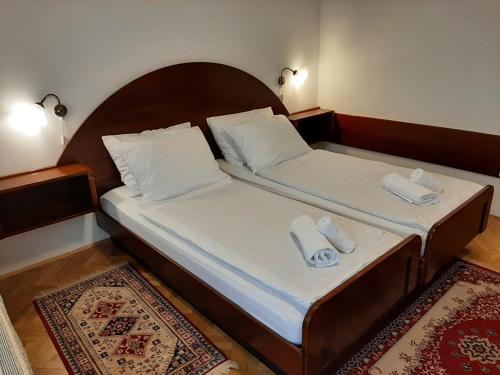 duas camas num pequeno quarto com toalhas em Gostilna Žolnir em Kostanjevica na Krki