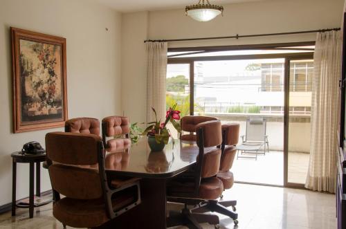 a dining room with a table and chairs at Hotel Plaza Real Suites & Apartments San Jose in San José
