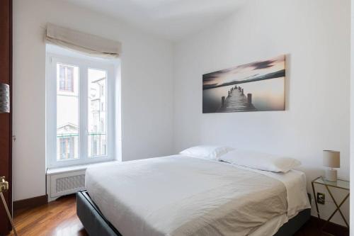 una camera bianca con un letto e una finestra di QUEENAVONA a Roma