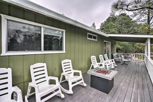 Fotografie z fotogalerie ubytování Forest-View Deck and Fire Pits Pine Grove Retreat! v destinaci Jackson