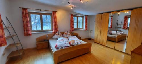 Habitación pequeña con cama y espejo. en Rackhof, en Oberlienz