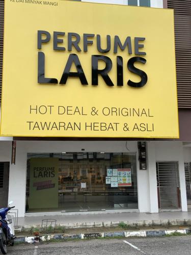a sign for a hot deal and original tamarayan heacist and asl at Pangkor Damai in Pangkor