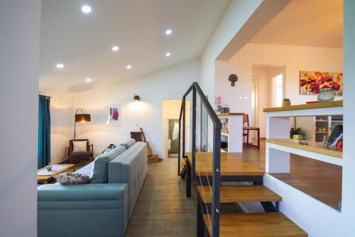 - un salon avec un canapé bleu et un escalier dans l'établissement Motovun Bellevue - amazing view, comfortable, à Livade