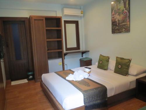 Una habitación de hotel con una cama con toallas. en Baanlek Home Stay en Chiang Mai