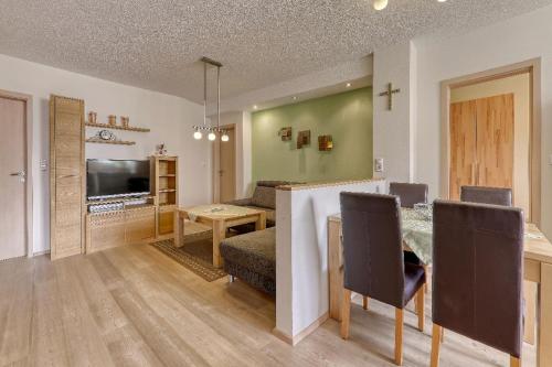 a kitchen and living room with a table and chairs at Wofahanslhof in Eschlkam