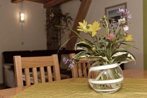 a vase of flowers sitting on a table at Wofahanslhof in Eschlkam