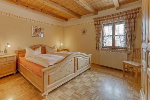 a bedroom with a large bed and a window at Wofahanslhof in Eschlkam