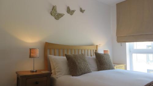 1 dormitorio con 1 cama con mariposas en la pared en Citystay - The Vie en Cambridge